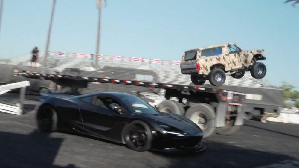 Посмотрите, как Ford Bronco прыгает через дрифтующий McLaren