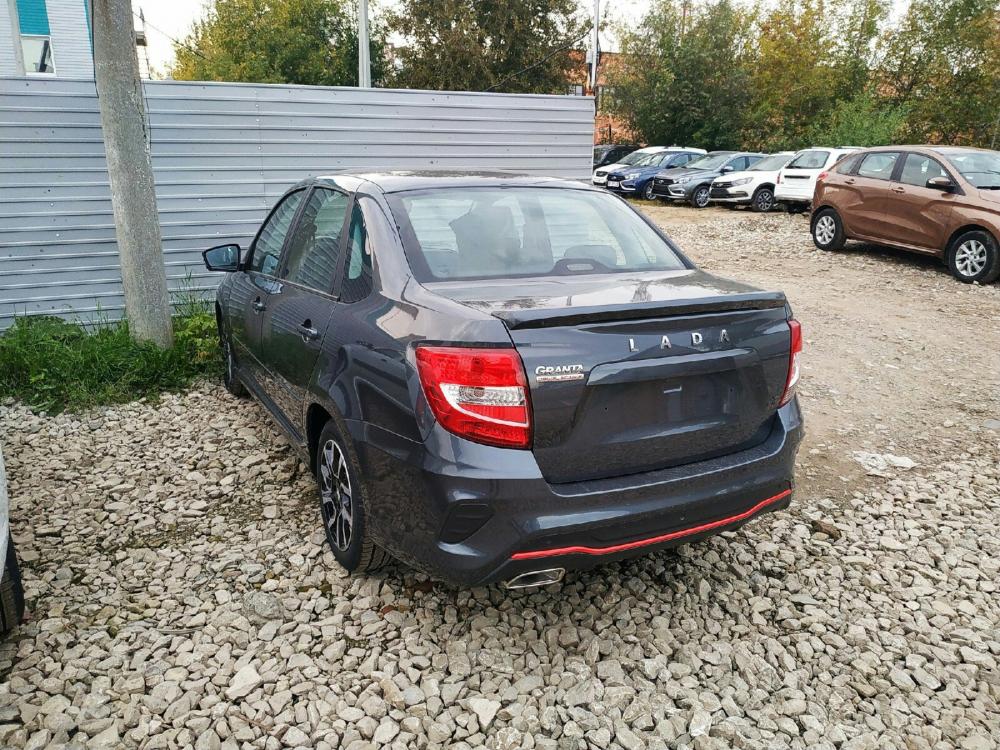 Lada Granta Drive Active на площадке дилера АвтоВАЗа