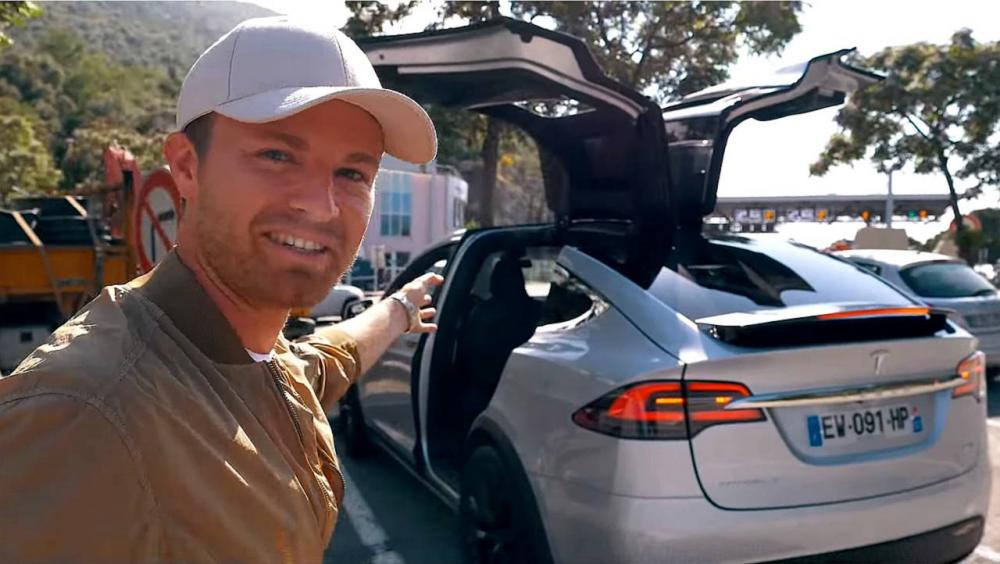 Стало известно, кто поведет Tesla Model S к рекорду