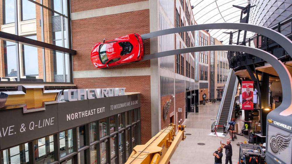 Пытаемся понять, зачем новый Chevrolet Corvette повесили на стену
