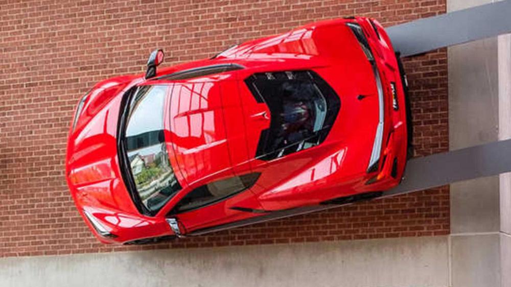 Chevrolet Corvette C8 на стене Little Caesars' Arena