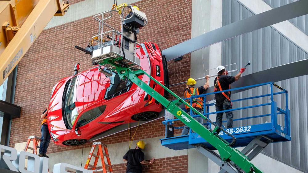 Chevrolet Corvette C8 на стене Little Caesars' Arena