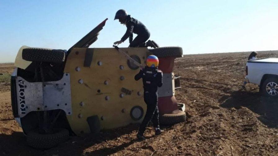 Фернандо Алонсо перевернулся в начале своего дебютного ралли-рейда