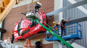 Пытаемся понять, зачем новый Chevrolet Corvette повесили на стену