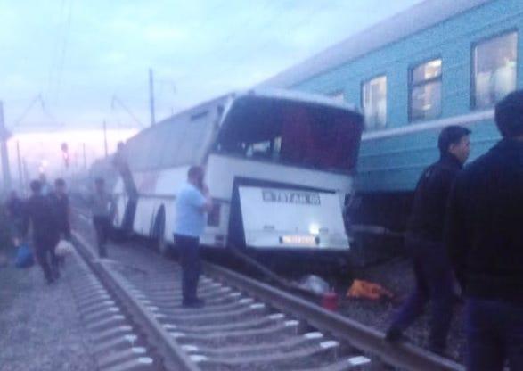 Поезд снес пассажирский автобус на переезде около станции Шамалган