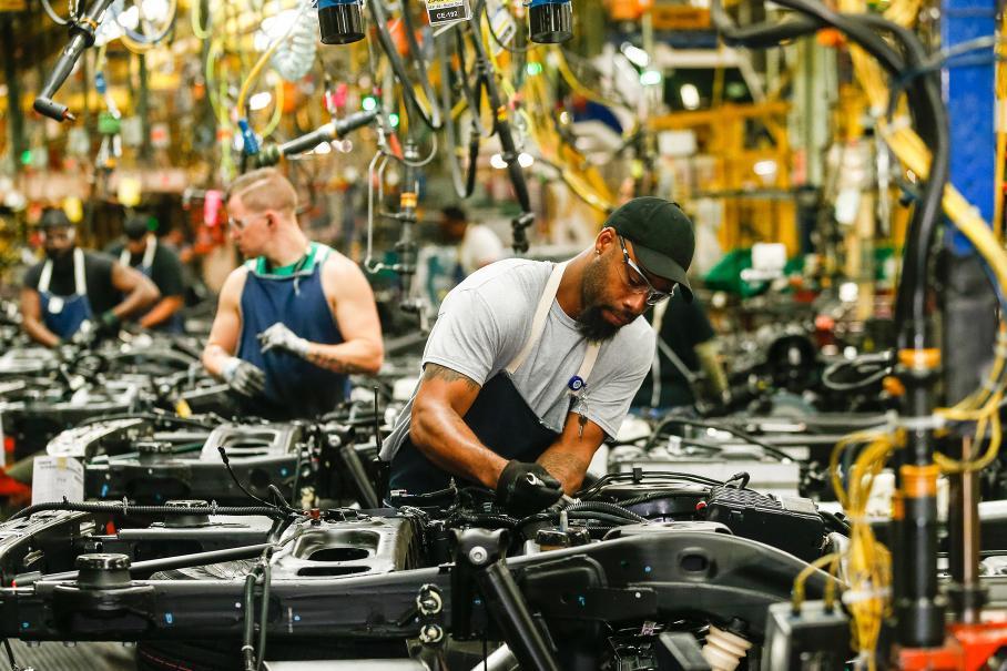 Тридцать три завода General Motors простаивают из-за массовых забастовок