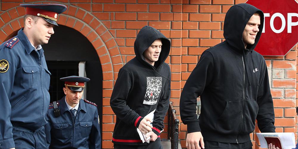 Видео: Кокорин и Мамаев уехали из колонии на Gelandewagen