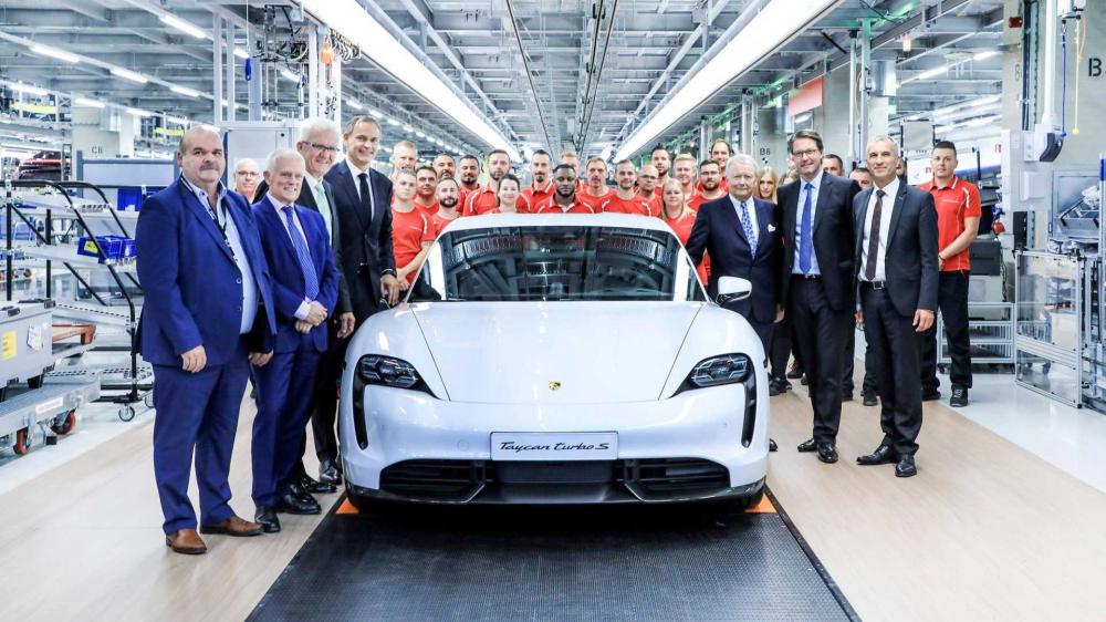 Посмотрите, как сходят с конвейера Porsche Taycan