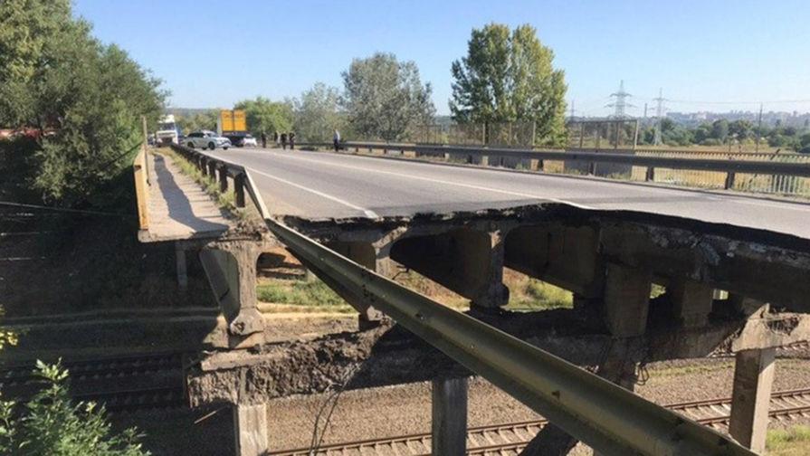 Автомобильный мост обрушился под Псковом
