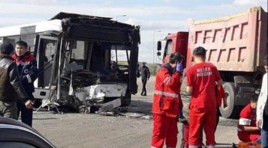 Автобус попал в ДТП в Нур-Султане: 22 человека обратились за помощью