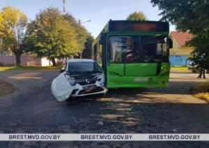 В Барановичах Renault врезался в городской автобус
