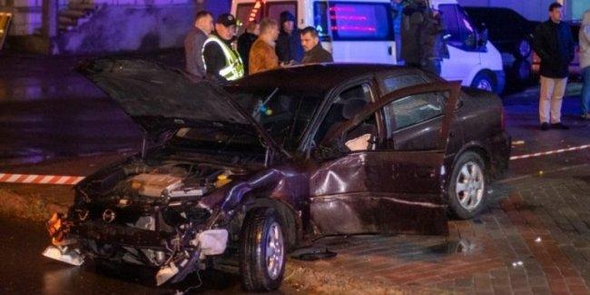 Под Киевом полицейский снес остановку вместе с людьми