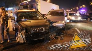 Автомобиль Toyota Avalon двигался по проспекту Рыскулова в западном направлении. Восточнее улицы Джангильдина, по невыясненным причинам, автомобиль выехал на полосу встречного движения, где столкнулся с Lexus RX.