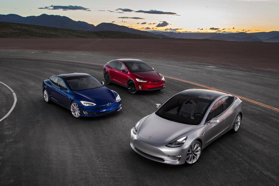 Новая прошивка Tesla позволила владельцам петь караоке за рулём