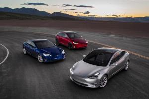 Новая прошивка Tesla позволила владельцам петь караоке за рулём