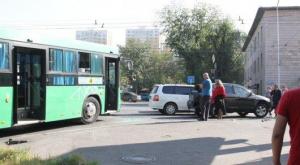 Автобус врезался в легковушку в Алматы