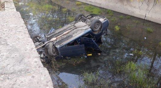 Машина слетела в реку в Алматы: в салоне был ребенок