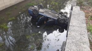 Машина слетела в реку в Алматы: в салоне был ребенок