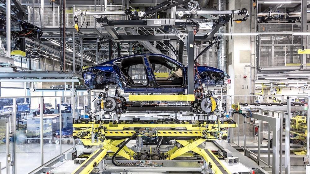 Porsche показала на видео сборку Taycan на «заводе будущего»