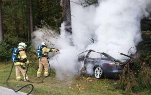 Для тушения Tesla Model S понадобилось 11 (!) тонн воды и стальной контейнер