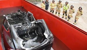 Для тушения Tesla Model S понадобилось 11 (!) тонн воды и стальной контейнер