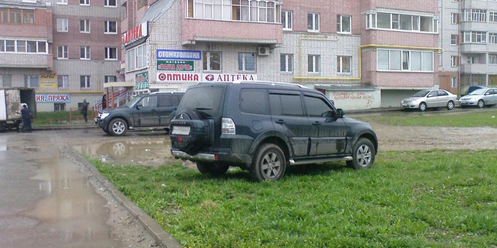 Власти рассказали, сколько водителей оштрафовали за парковку на газонах