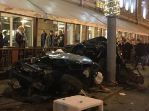 В центре Гомеля BMW вылетел на тротуар и сбил трех пешеходов, потом врезался в столб — погибли двое