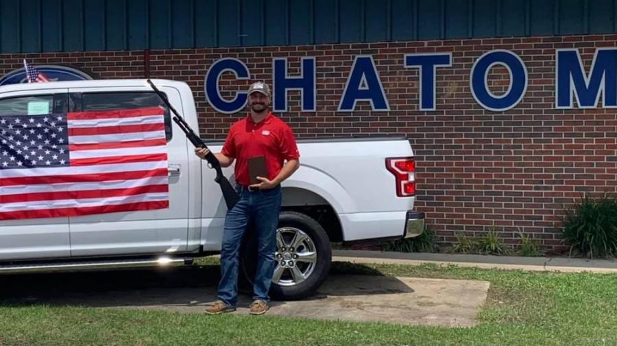 В США дилер Ford дарит каждому покупателю винтовку, библию и американской флаг