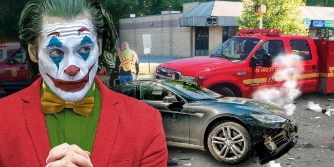 Хоакин Феникс, сыгравший Джокера, врезался на Tesla в пожарный автомобиль