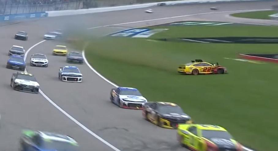 Видео: пилот NASCAR «провальсировал» по газону и чудом вернулся на трассу