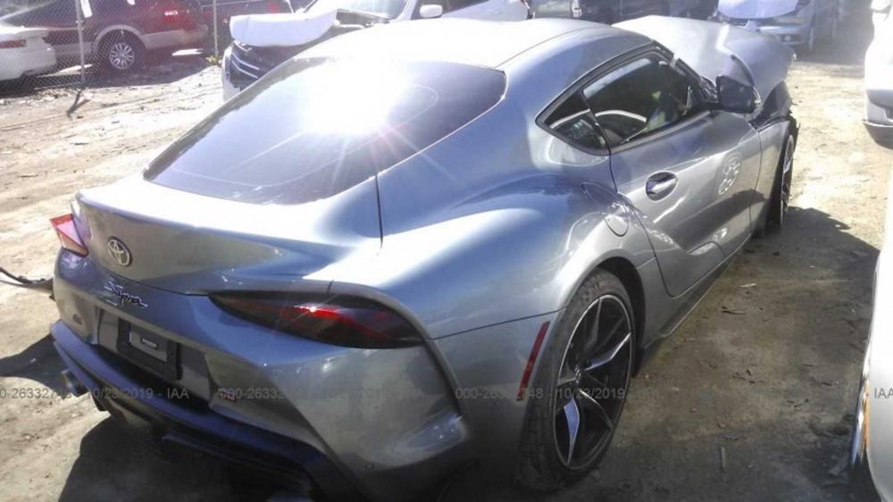 Вот эту в хлам разбитую Toyota Supra пытаются продать