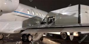 Автомобиль протаранил самолет в аэропорту Санкт-Петербурга