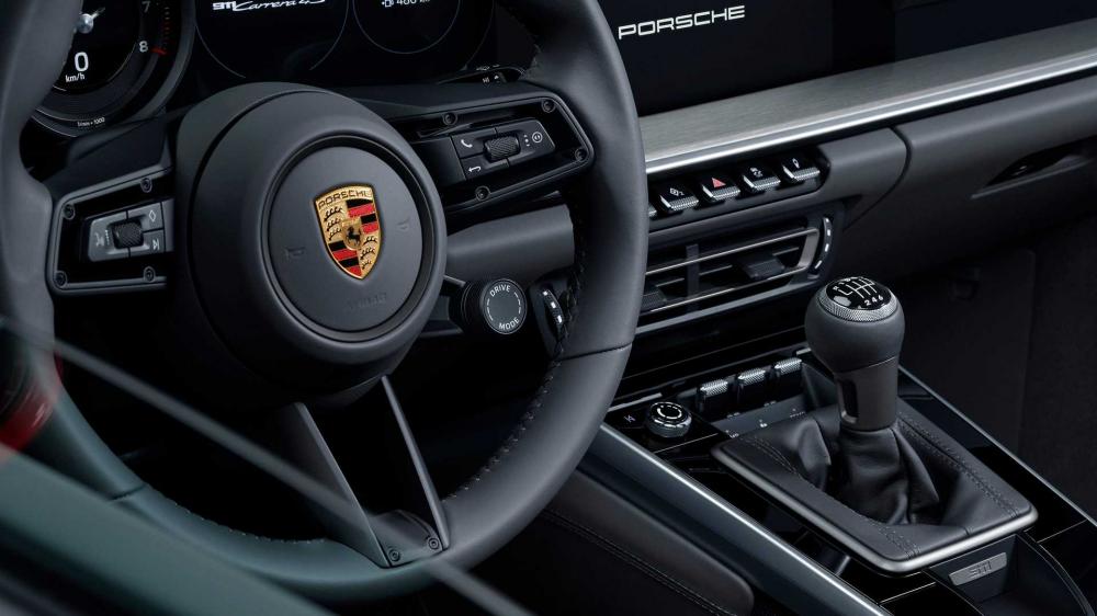 Покупателям Porsche 911 все же подарят механическую коробку