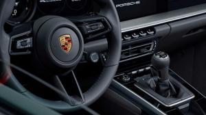 Покупателям Porsche 911 все же подарят механическую коробку