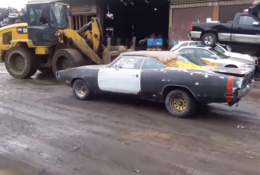 Мужчина уничтожил свой Dodge Charger 500, чтобы проучить торгующихся покупателей