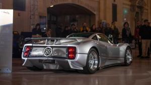 Шесть суперкаров Pagani на три дня оставили на вокзале