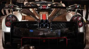 Шесть суперкаров Pagani на три дня оставили на вокзале