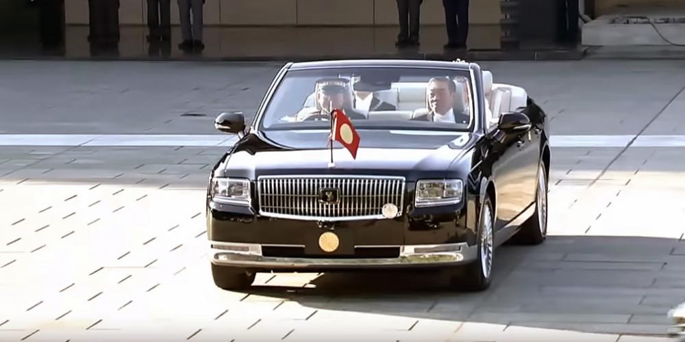 Видео: роскошный кабриолет Toyota возглавил императорский кортеж в Токио