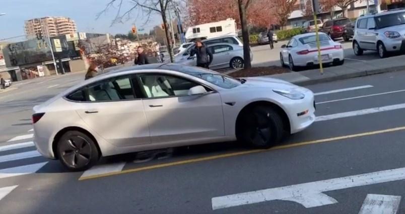 Tesla без водителя устроила заезд по встречной полосе