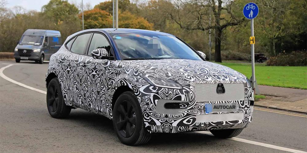 Обновленный кроссовер Jaguar E-Pace впервые замечен на тестах