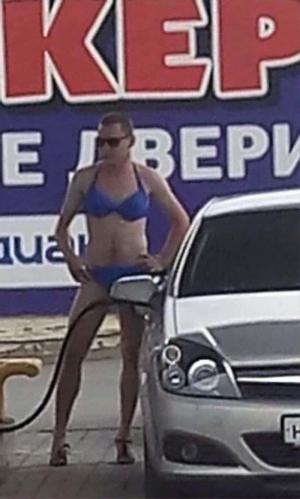 Водители вырядились в бикини ради халявного топлива от АЗС