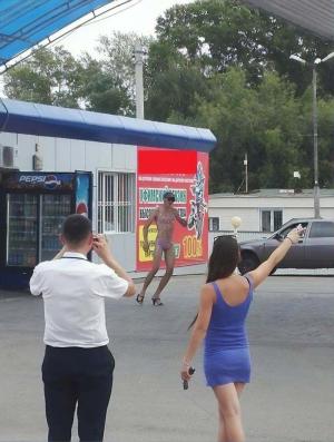 Водители вырядились в бикини ради халявного топлива от АЗС