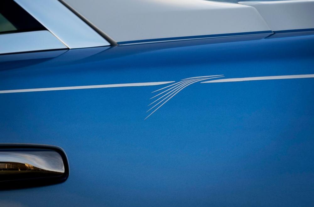 На потолке Rolls-Royce Wraith целый месяц вышивали сапсана