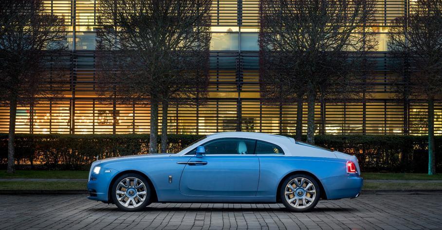 На потолке Rolls-Royce Wraith целый месяц вышивали сапсана