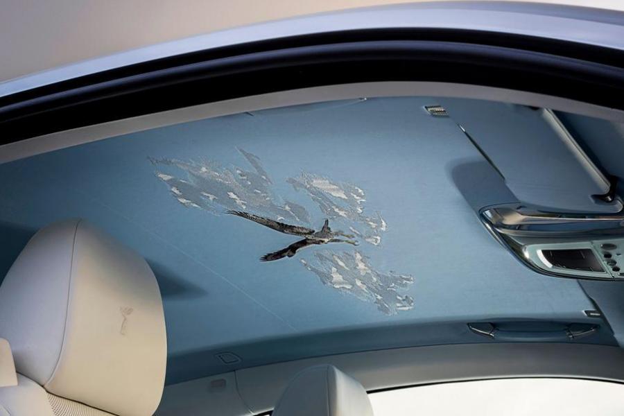 На потолке Rolls-Royce Wraith целый месяц вышивали сапсана