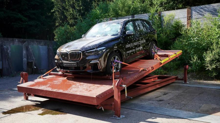 BMW высмеяла фейл Теслы со стеклами Cybertruck в рекламе пуленепробиваемого X5