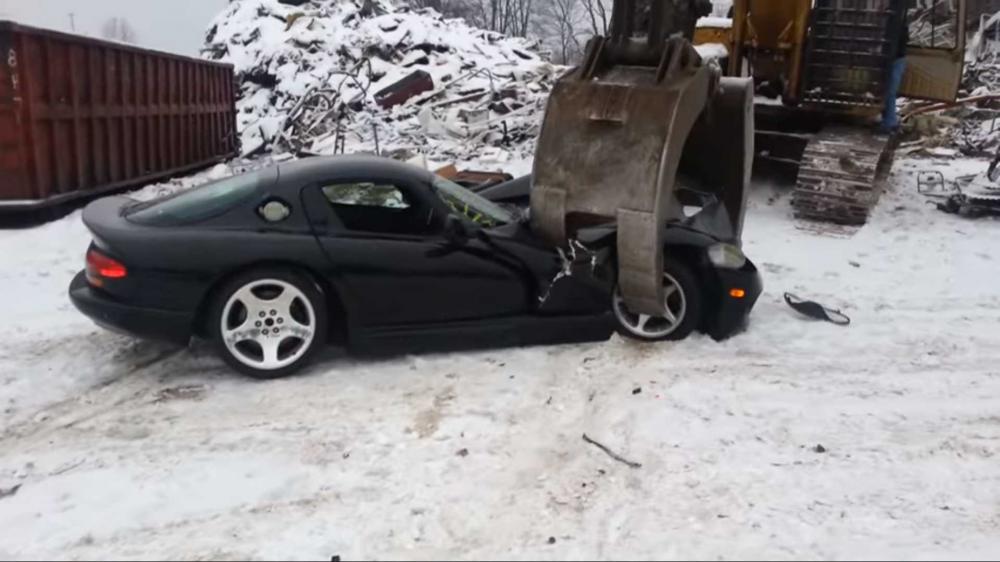 Посмотрите, как уничтожают один из первых в мире Dodge Viper