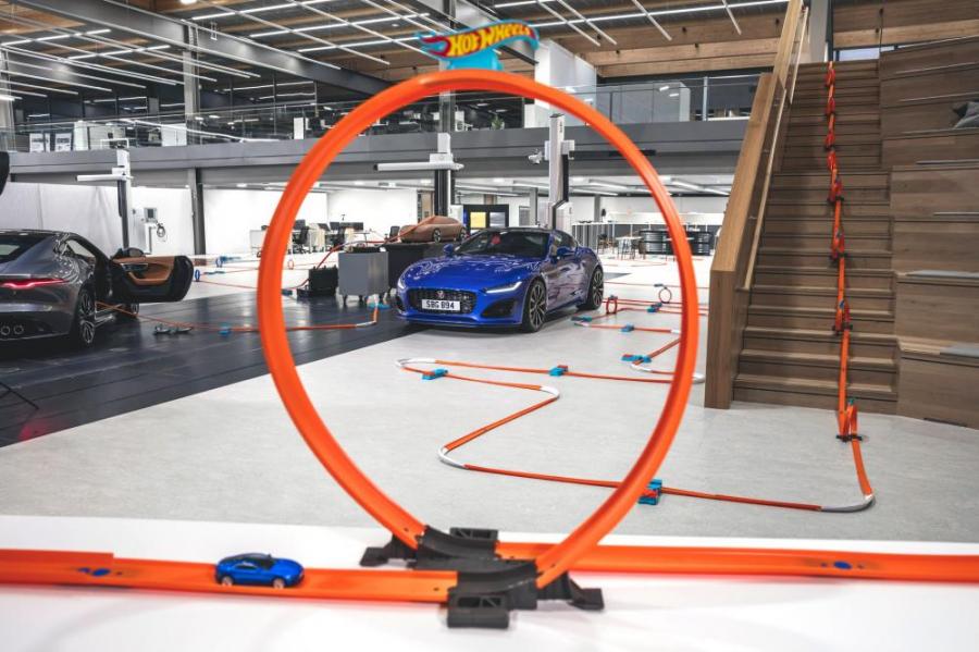 Посмотрите на одну из самых сложных трасс для машинок Hot Wheels