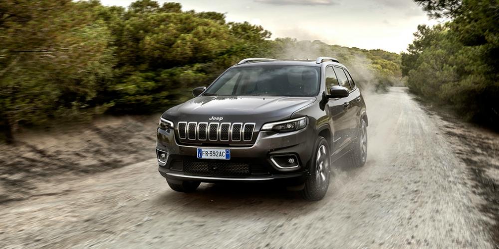 Jeep отправит в ремонт внедорожники Cherokee в России