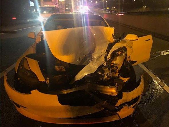В США Tesla Model 3 в режиме автопилота протаранила припаркованную полицейскую машину